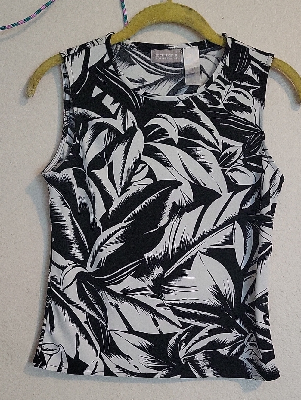 Liz Claiborne Black & White Palm-Print Sleeveless Top
